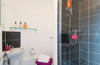 Chelsea Residence Accommodation - En Suite Bathroom