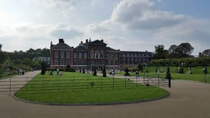 800px-Palais_de_Kensington,_Jardins_de_Kensington,_Londres,_Angleterre
