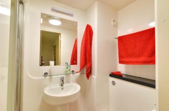 Kentish Town residence accommodation - Deluxe Plus Studio Bathroom