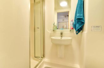 Kentish Town residence accommodation - Premium Studio Bathroom